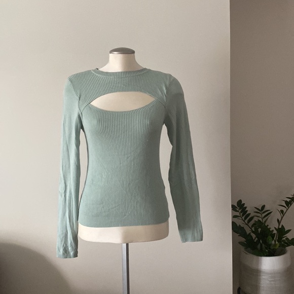 ONLY Cut Out Light Long Sleeve medium 🐬 - Picture 2 of 4